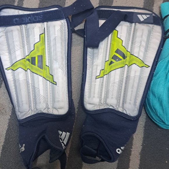 Womens Adidas Soccer Cleat set with shin pads - Picture 5 of 5